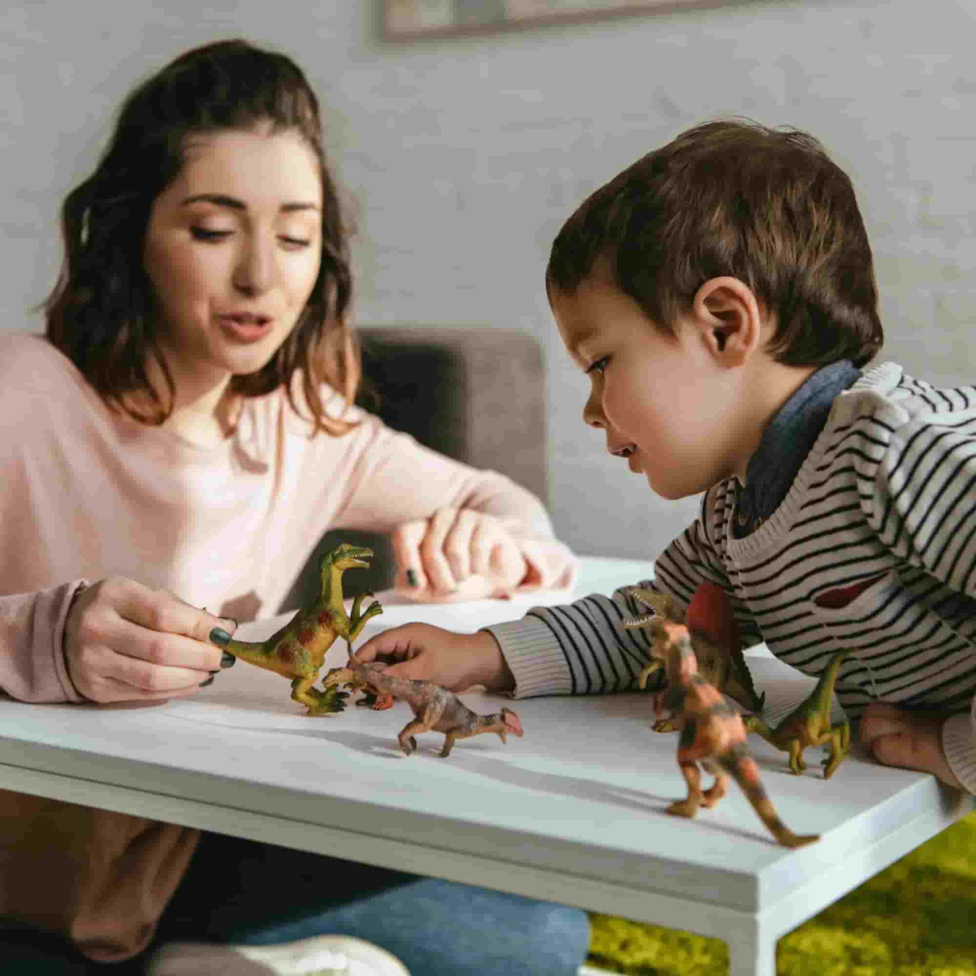 Bé gái đang nằm thư giãn trên ghế sofa