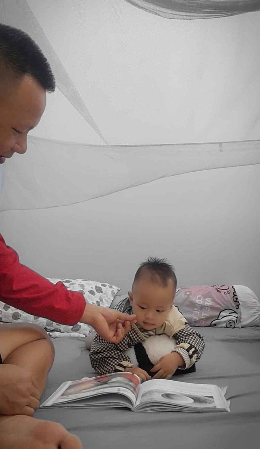 Bé chơi tự lập