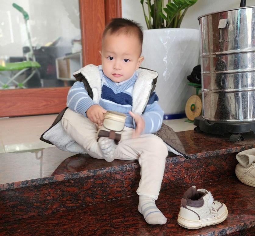 Con tự lập đeo giày