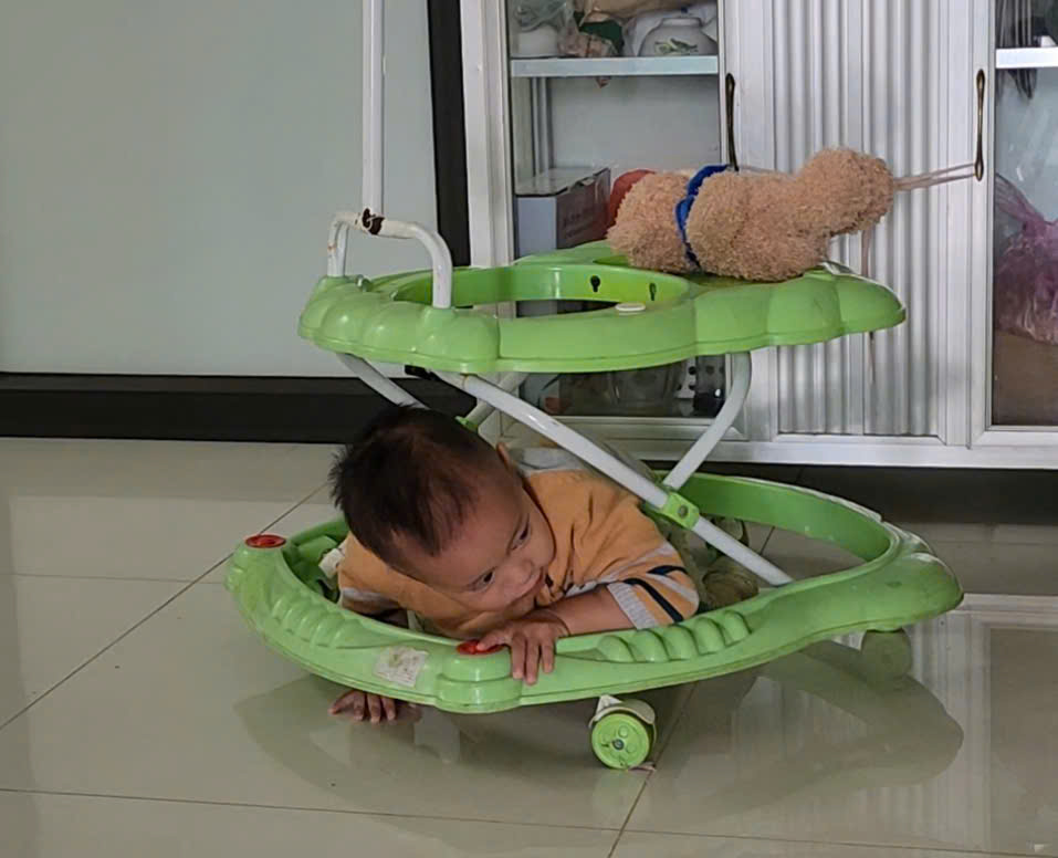 Con tập trung đọc sách